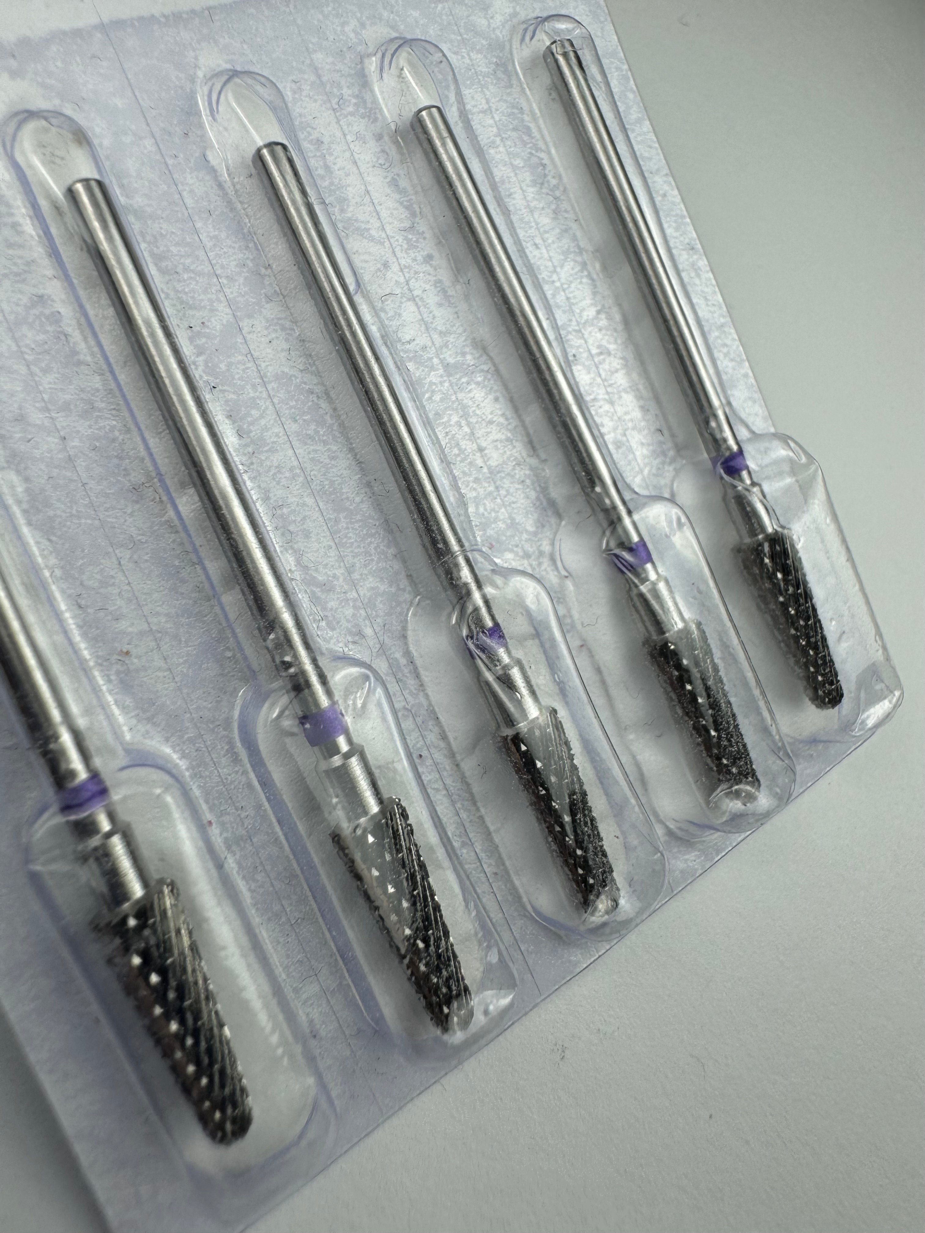 A carbide nail drill bit with a conical shape and lilac band near the base. "Cone" (lilac ring) ø4,5 mm