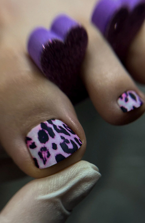 Leo pink nail wrap WR‑898 on toenails with leopard print design and purple toe separators